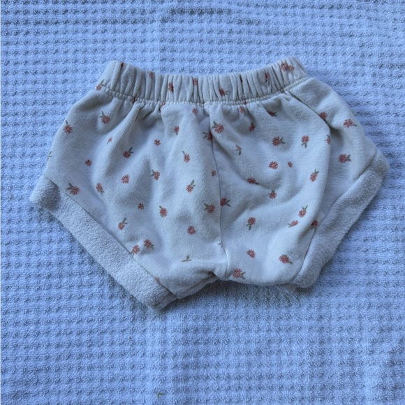 Childhoods Clothing shorties. Size: 2t. Color: daisies on natural. EUC - Picture 2 of 3